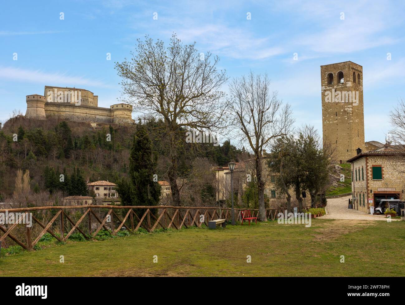 Le village médiéval perché de San Leo, province de Rimini, Emilie-Romagne, Italie. Banque D'Images