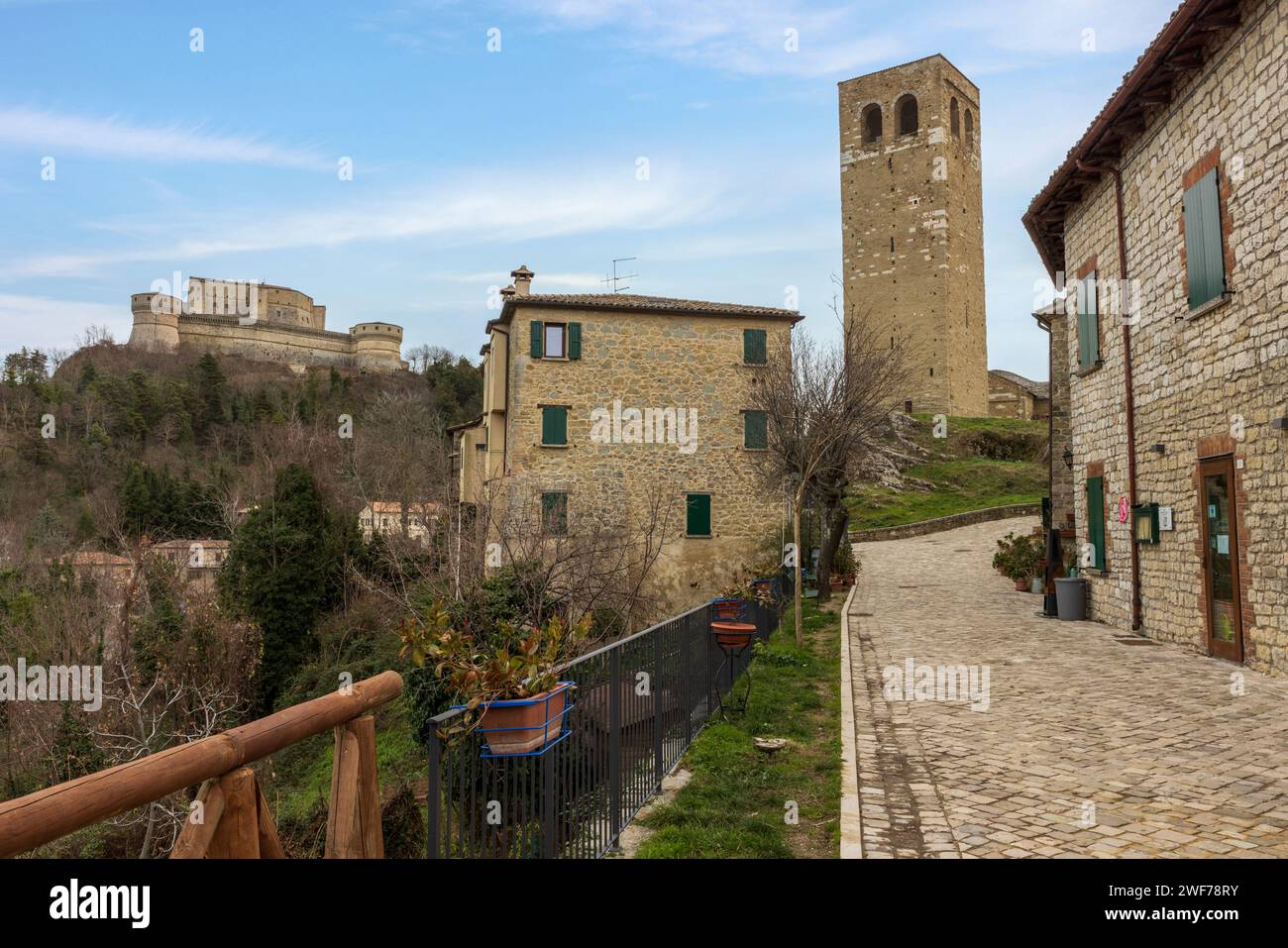 Le village médiéval perché de San Leo, province de Rimini, Emilie-Romagne, Italie. Banque D'Images