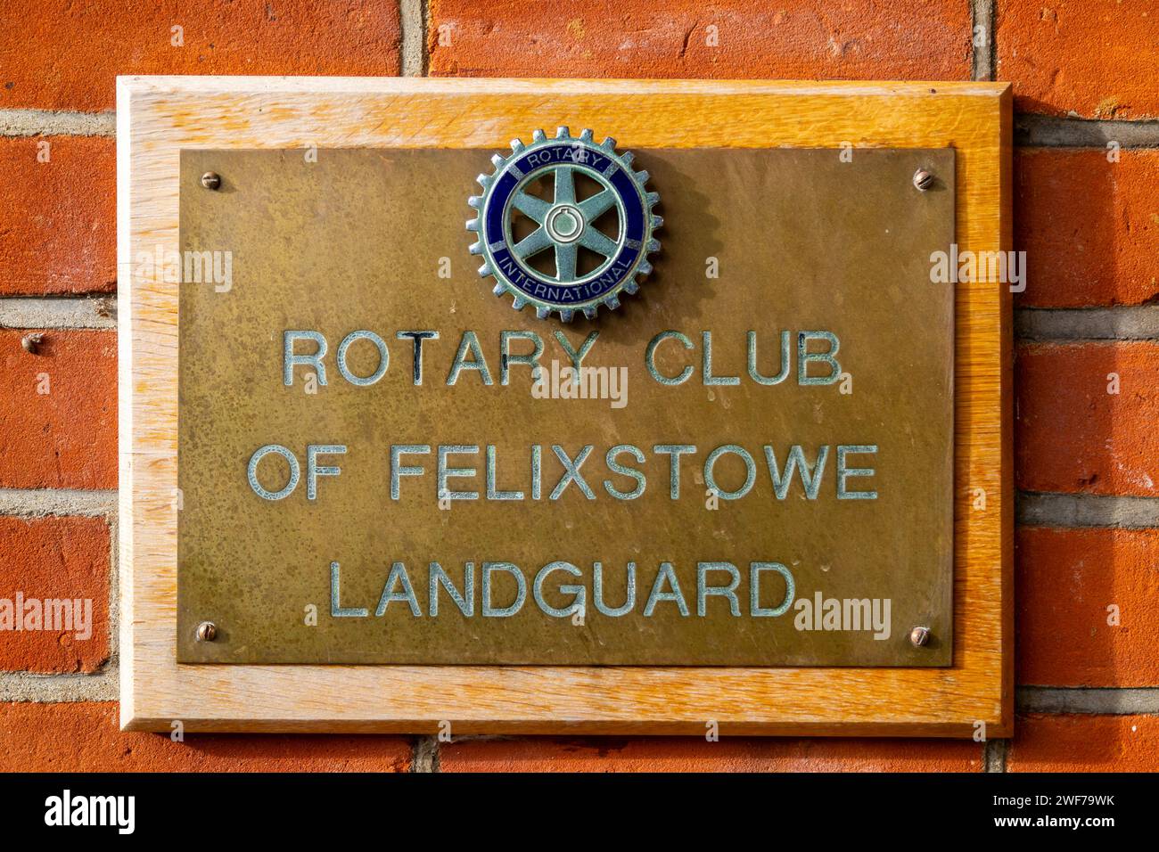 Plaque pour l'organisation du club caritatif Rotary International, Felixstowe, Suffolk, Angleterre, Royaume-Uni Banque D'Images