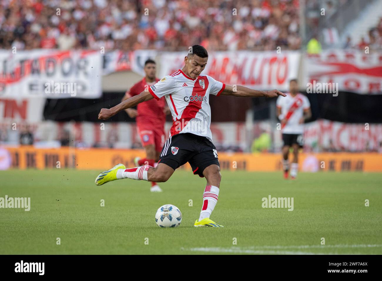 Buenos Aires, Argentine. 28 janvier 2024. Andres Herrera de River plate vu en action lors du match entre River plate et Argentinos Juniors dans le groupe A de la Copa de la Liga Profesional 2024 à l'Estadio Mas Monumental Antonio Vespucio Liberti. Score final : River plate 1-1 Argentinos Juniors. Crédit : SOPA Images Limited/Alamy Live News Banque D'Images