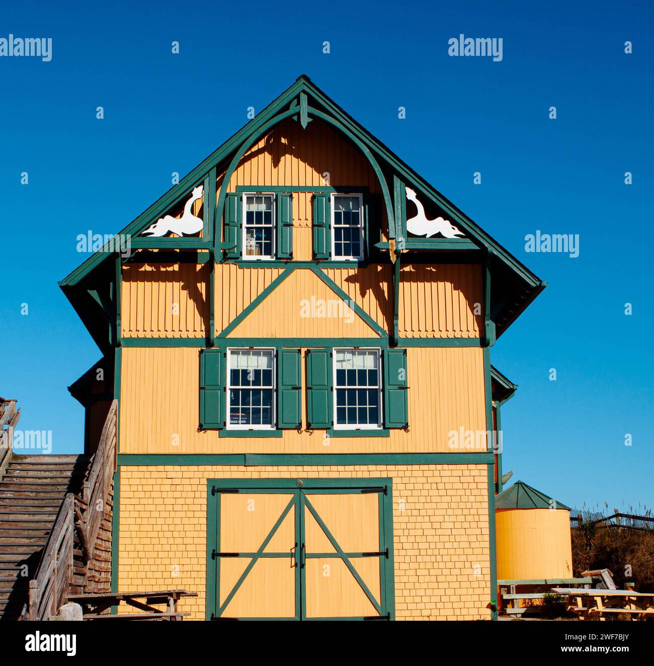 Un bâtiment jaune contre un ciel bleu à Kill Devil Hills, États-Unis Banque D'Images