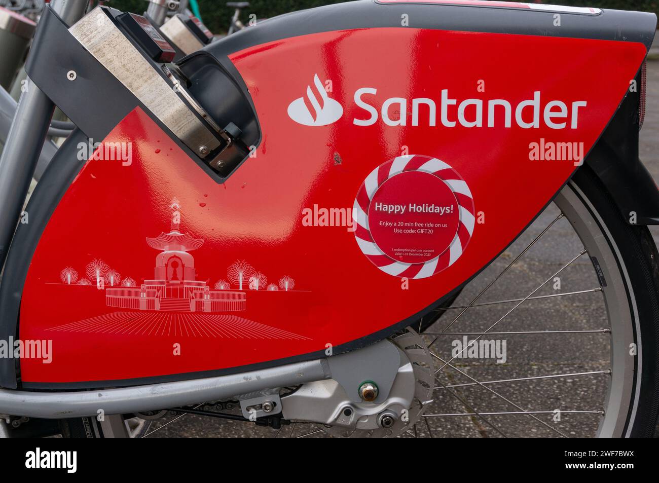 Gros plan du garde-roue sur un cycle de location avec logo Santander et illustration de la Pagode de la paix, Milton Keynes, Royaume-Uni Banque D'Images