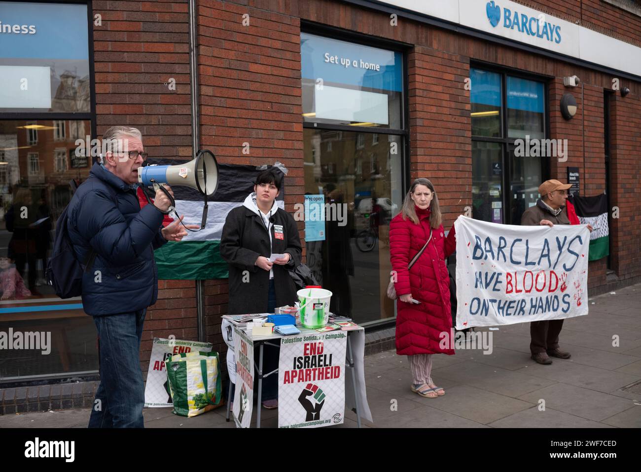 Journée d’action pour la Palestine – cessez d’armer Israël – les manifestants appellent au boycott de la succursale de la Barclays Bank à East London, Whitechapel, Tower Hamlets, Banque D'Images