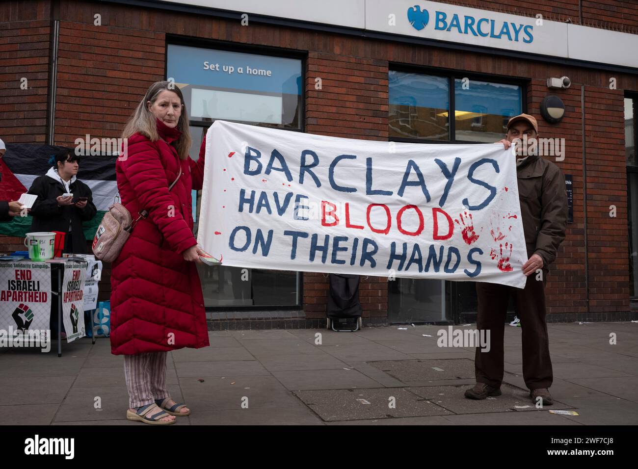 Journée d’action pour la Palestine – cessez d’armer Israël – les manifestants appellent au boycott de la succursale de la Barclays Bank à East London, Whitechapel, Tower Hamlets, Banque D'Images