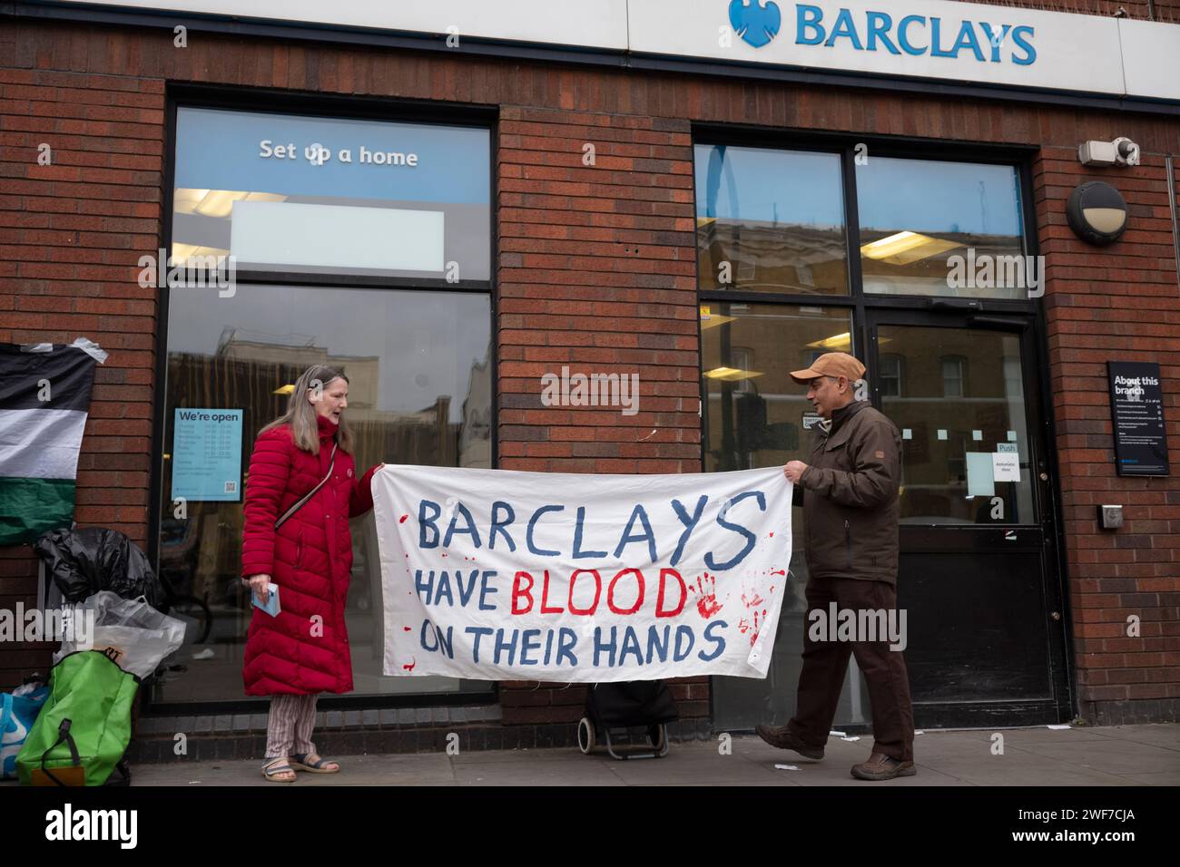 Journée d’action pour la Palestine – cessez d’armer Israël – les manifestants appellent au boycott de la succursale de la Barclays Bank à East London, Whitechapel, Tower Hamlets, Banque D'Images