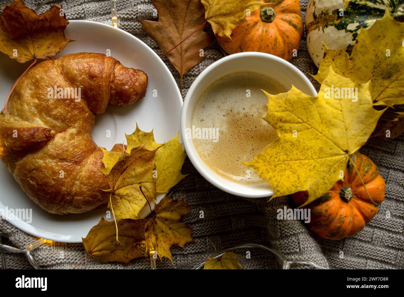 Café chaud et un croissant français dans un beau bol pour le petit déjeuner au lit Banque D'Images