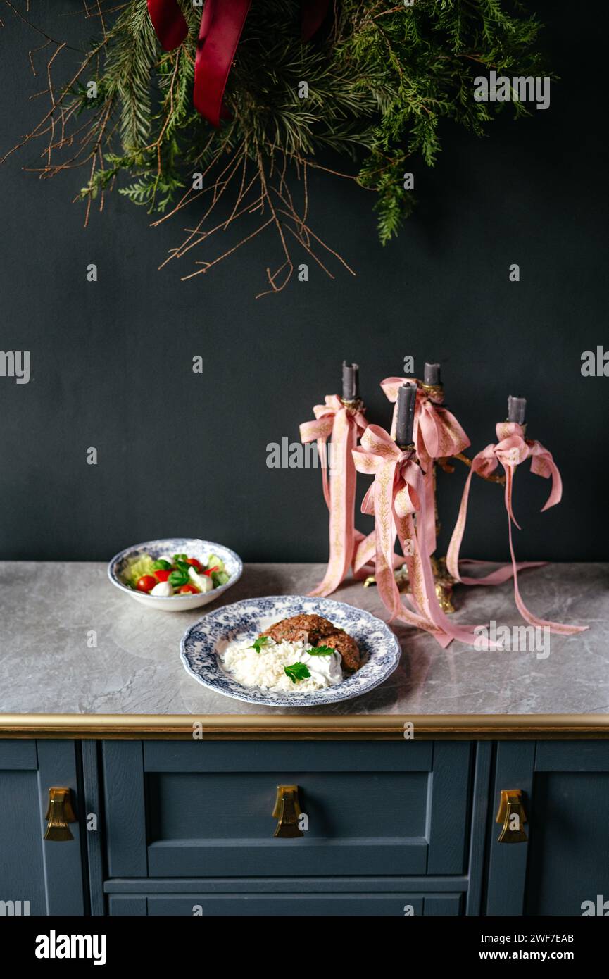 patty de boeuf sur une assiette avec un plat d'accompagnement de riz Banque D'Images