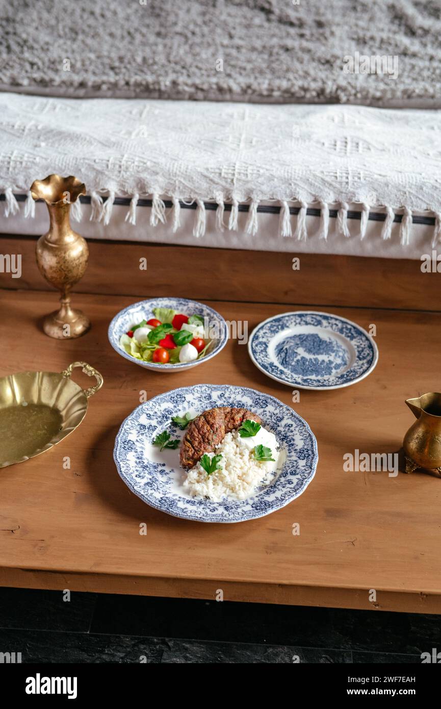patty de boeuf sur une assiette avec un plat d'accompagnement de riz Banque D'Images