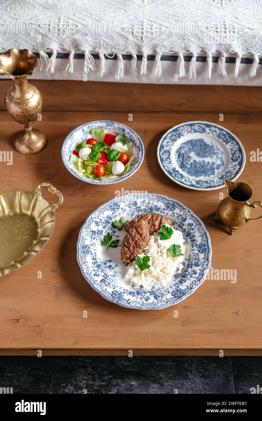 patty de boeuf sur une assiette avec un plat d'accompagnement de riz Banque D'Images