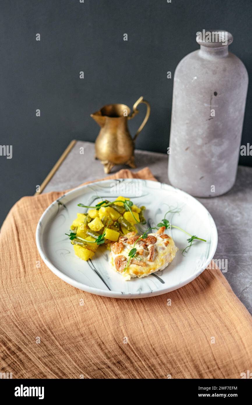 côtelette de poulet avec des champignons sur une assiette avec des pommes de terre bouillies Banque D'Images