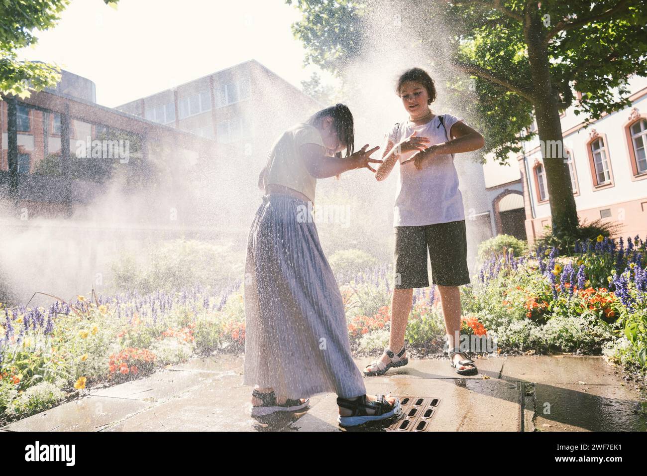 Deux pré-adolescentes marchant à travers la vieille ville en Allemagne Banque D'Images