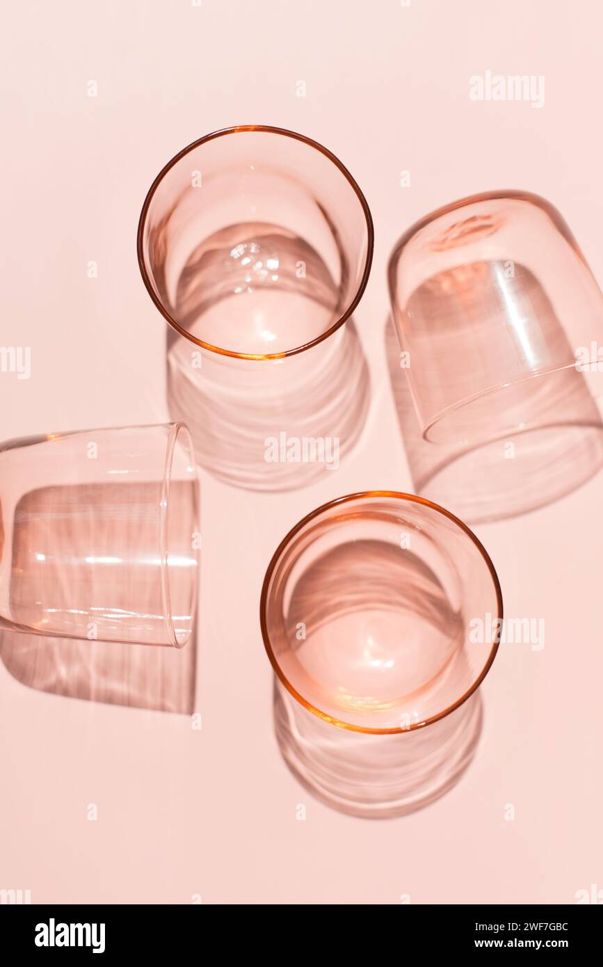 Verrerie transparente sur fond rose Banque D'Images