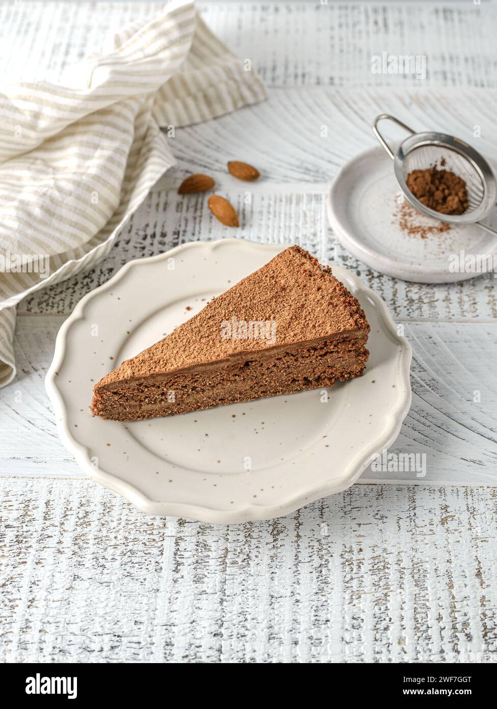 gâteau au chocolat avec du cacao sur un fond en bois Banque D'Images