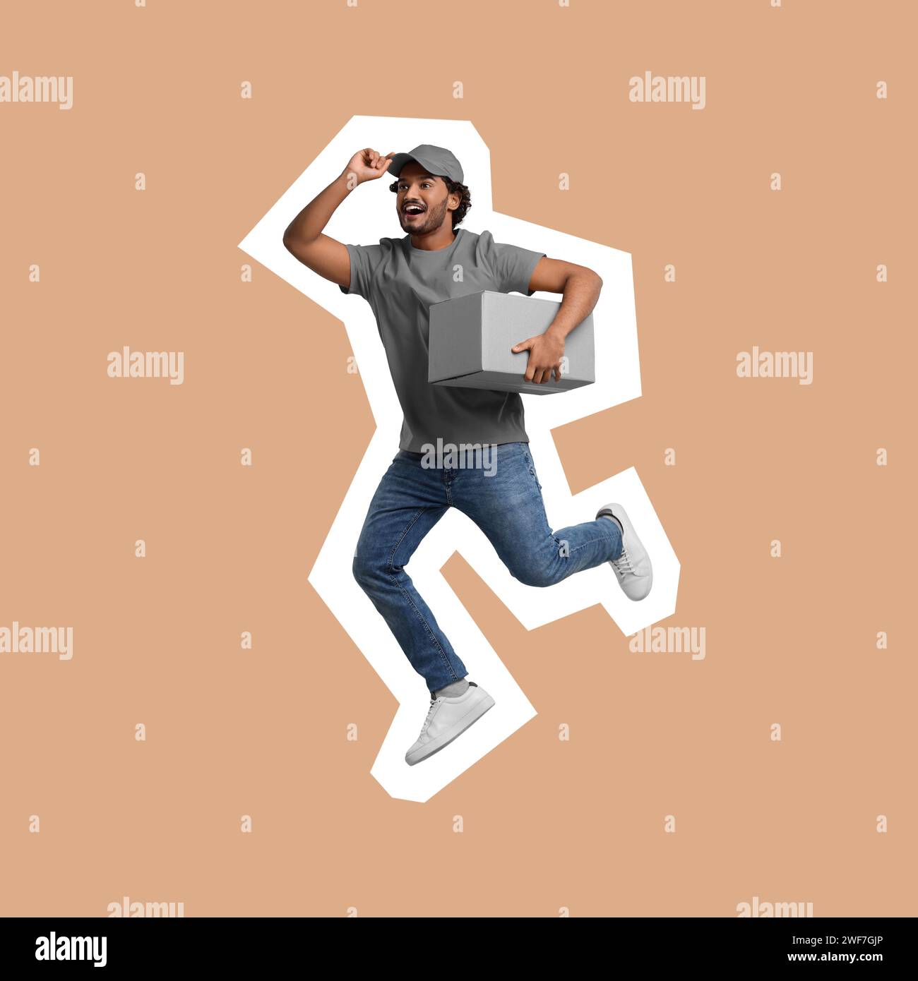 Courrier surpris avec colis sautant sur fond beige Banque D'Images