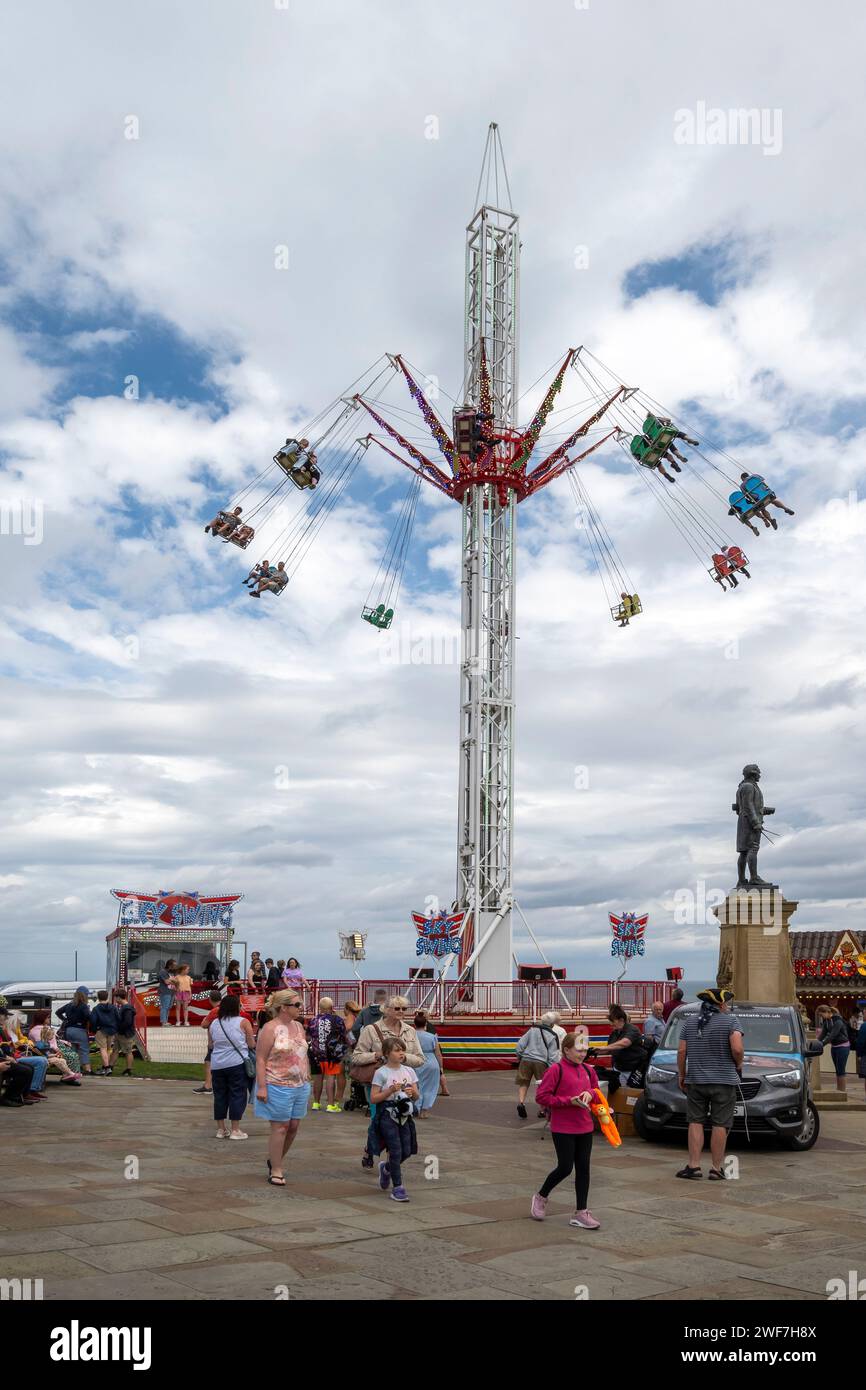 Les visiteurs apprécient le parcours du parc d'expositions Sky Swing près du monument du capitaine Cook, Whitby. Banque D'Images