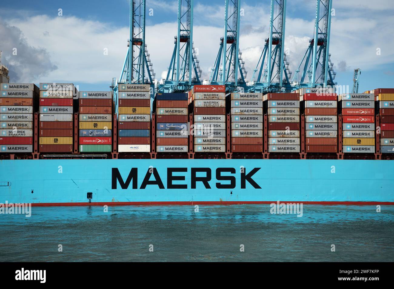 Conteneurs maritimes déchargés d'un navire Maersk, Algésiras, Andalousie, Espagne Banque D'Images