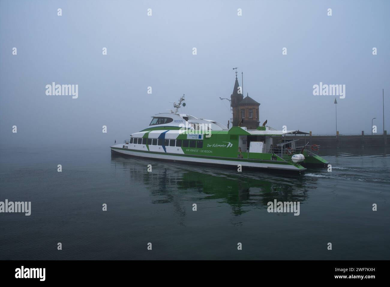 Bodensee BEI Konstanz im Nebel, mit Katamaran Fridolin *** Lac de Constance près de Constance dans le brouillard, avec catamaran Fridolin Banque D'Images
