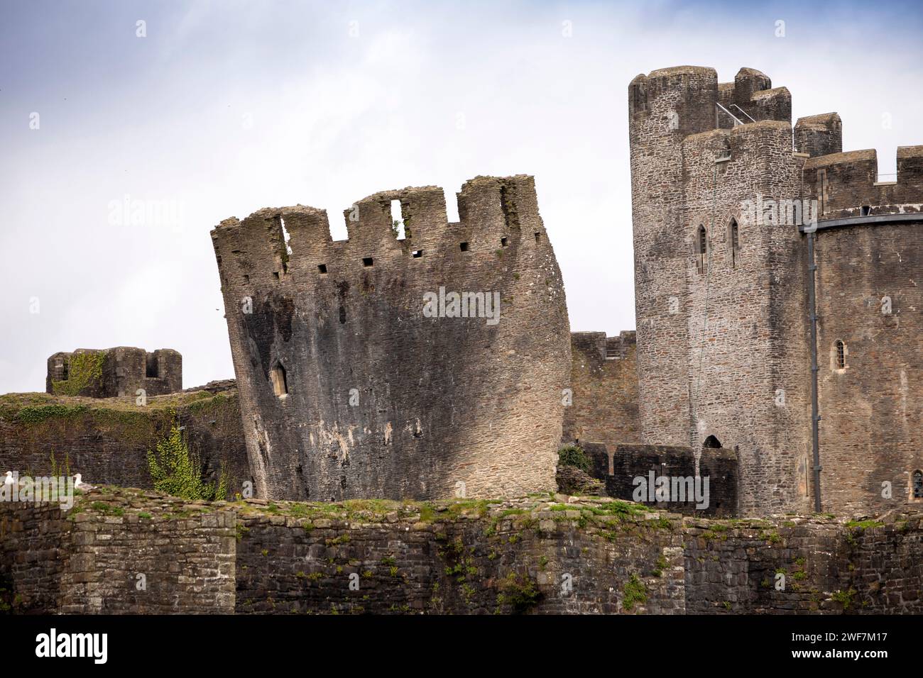 Pays de Galles, Glamorgan, Caerphilly, Château, tour penchée, endommagé par affaissement, mais également attribué à des dommages de guerre civile Banque D'Images