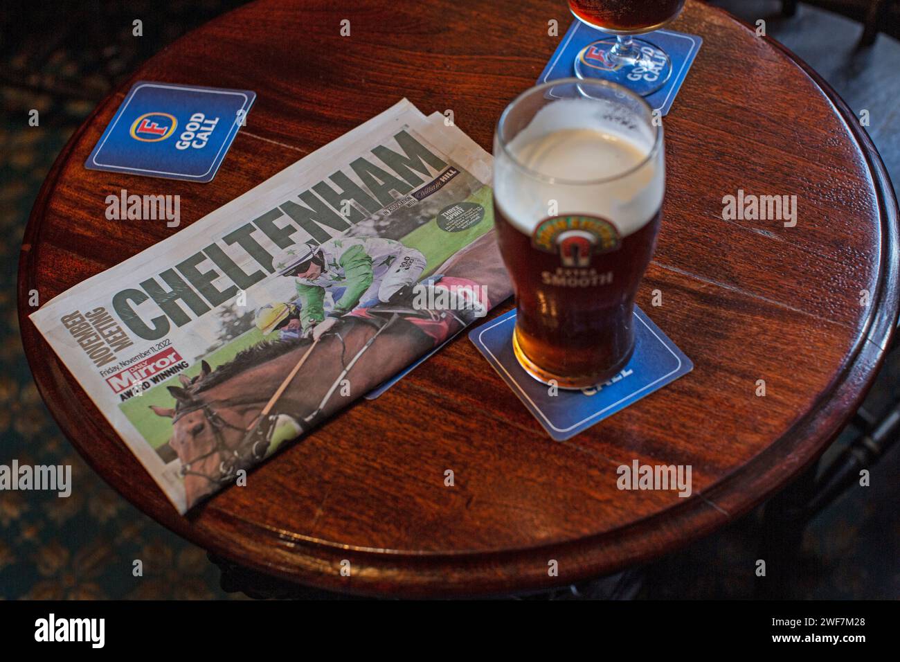 Journal de course de chevaux miroir sur la table avec un verre de bière dans le pub Banque D'Images