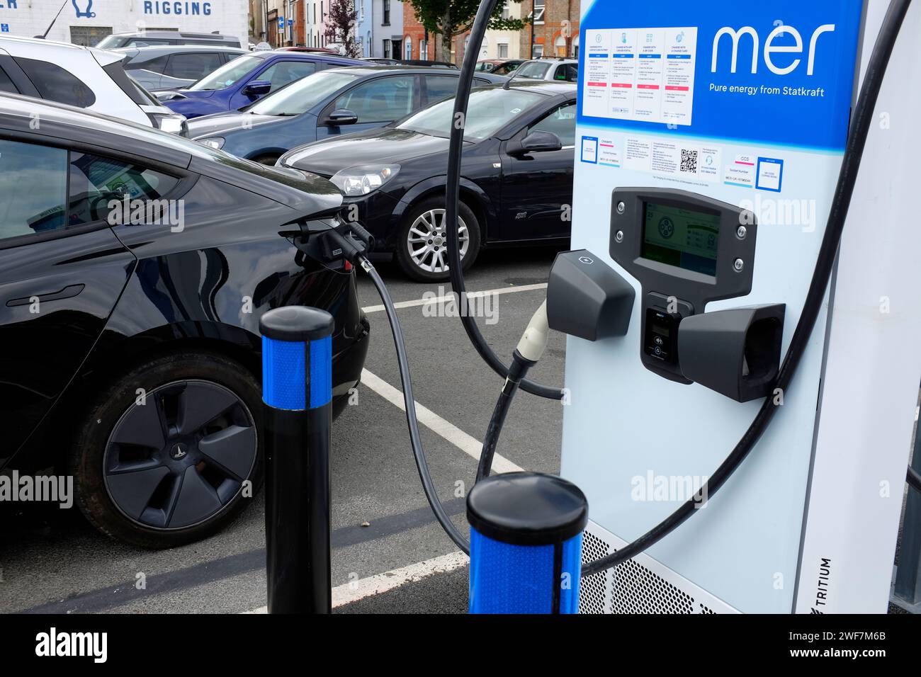 Tesla, modèle, 3, charge, électrique, voiture, véhicule, EV, vert, technologie, île de Wight, GB, Royaume-Uni, Angleterre, Banque D'Images