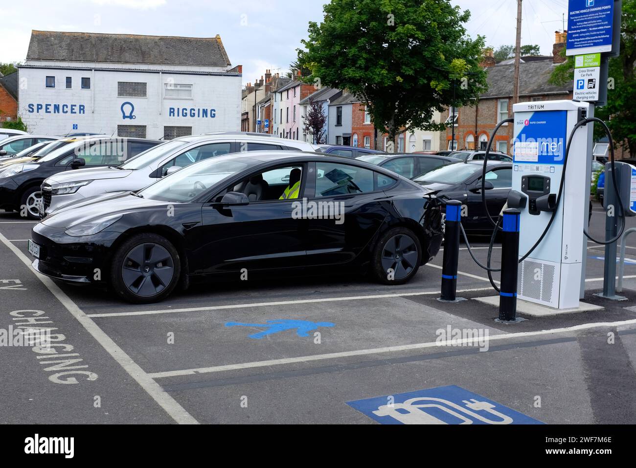 Tesla, modèle, 3, charge, électrique, voiture, véhicule, EV, vert, technologie, île de Wight, GB, Royaume-Uni, Angleterre, Banque D'Images