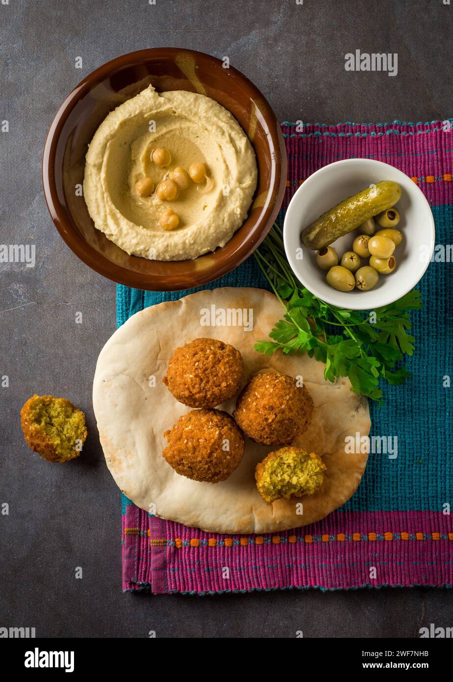 Falafel avec houmous, pain pita et cornichon. Vue de dessus de la cuisine authentique du Moyen-Orient. Banque D'Images