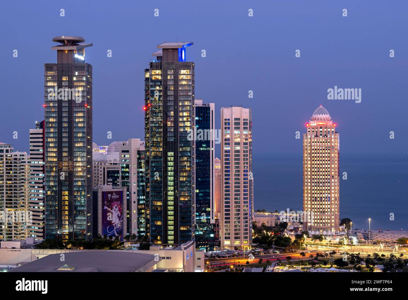Magnifique coucher de soleil vue aérienne de la région de Dafna West Bay Doha. Tour Ooredoo Qatar Banque D'Images