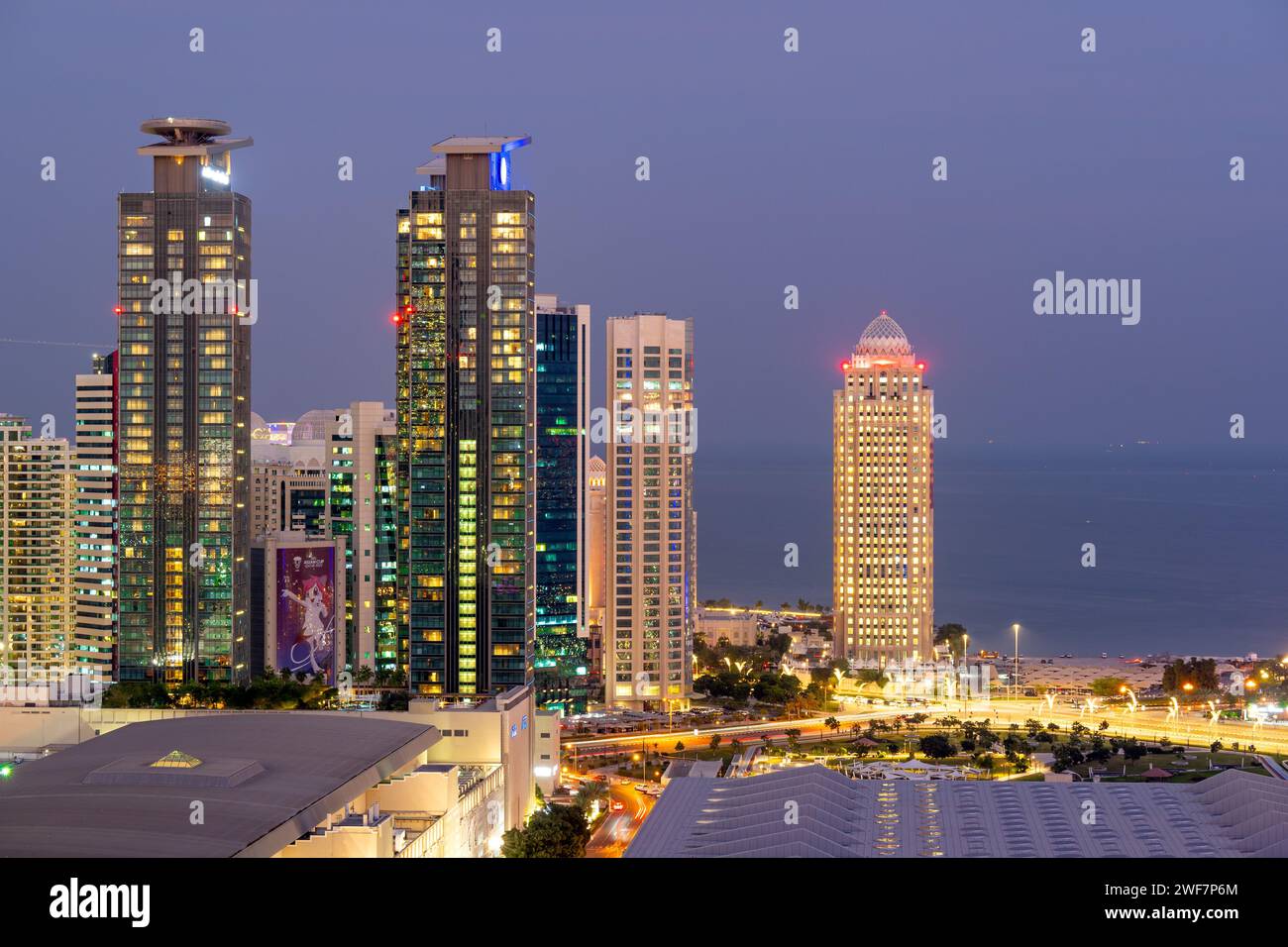 Magnifique coucher de soleil vue aérienne de la région de Dafna West Bay Doha. Tour Ooredoo Qatar Banque D'Images