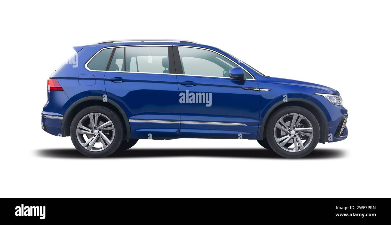 VW Tiguan R SUV voiture, vue latérale isolée sur fond blanc Banque D'Images