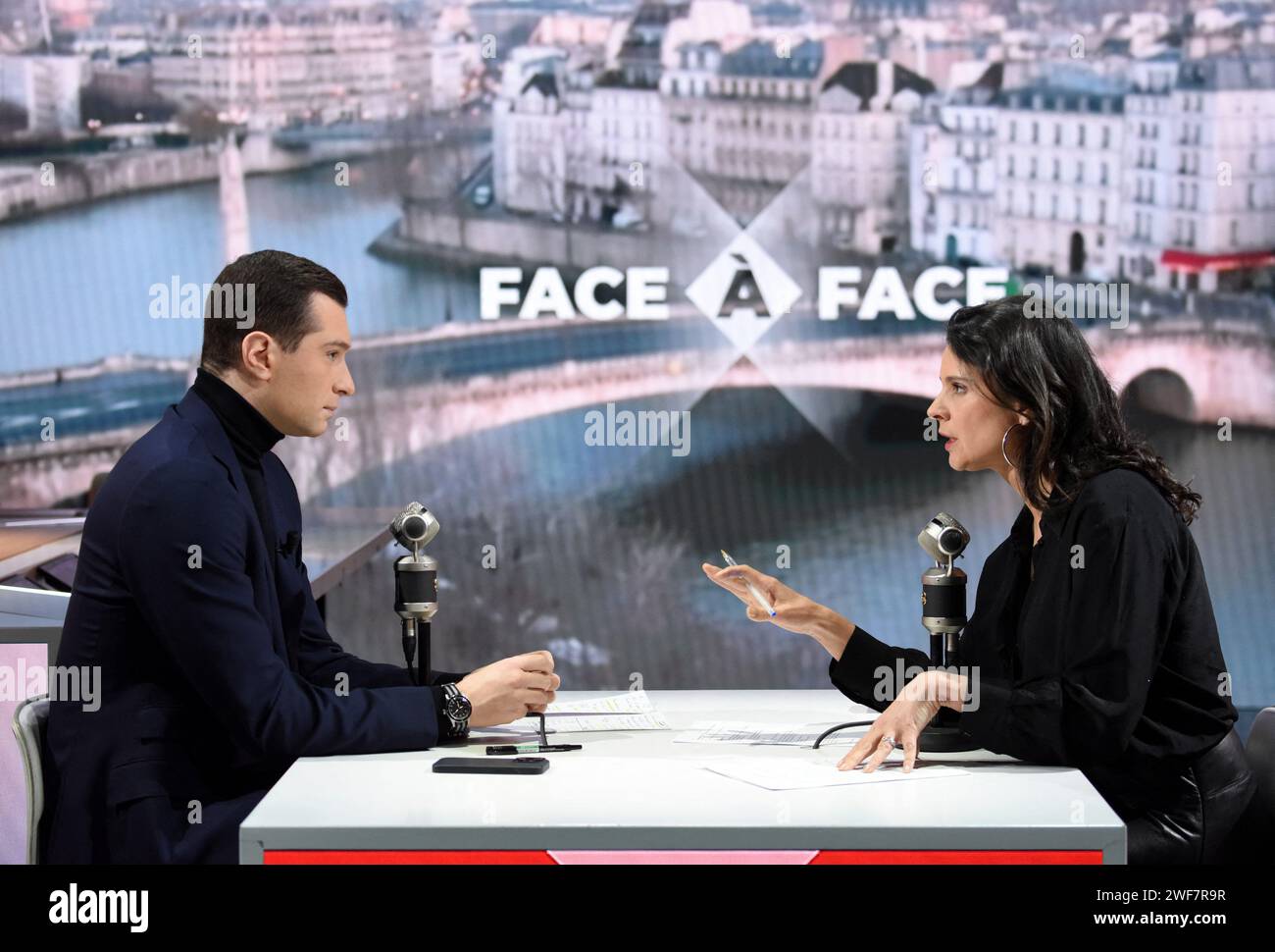 Jordan Bardella est interviewé par Apolline de Malherbe sur RMC/BFMTV à Paris, France le 29 janvier 2024 photo par Alain Apaydin/ABACAPRESS.COM Banque D'Images
