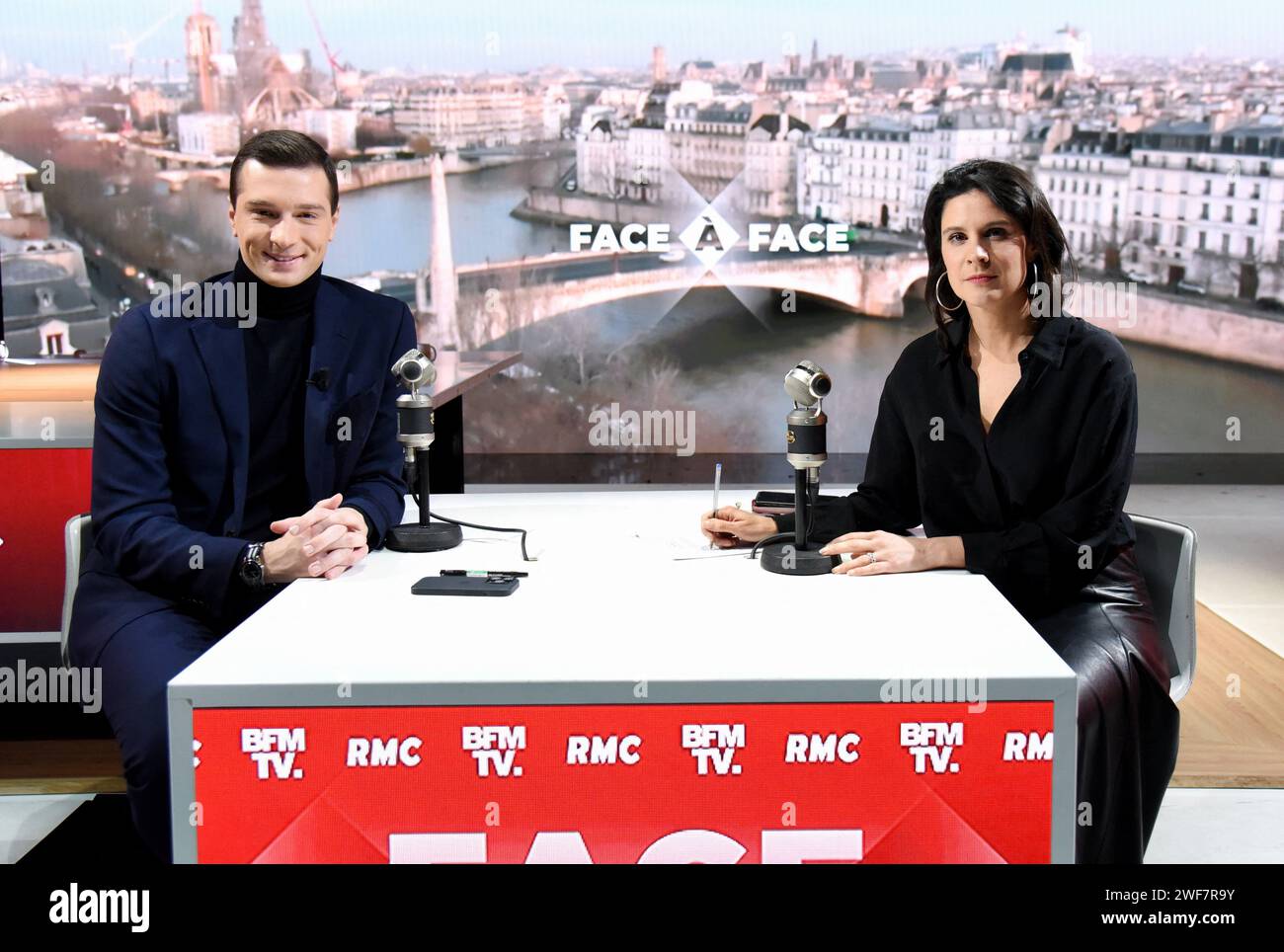 Jordan Bardella est interviewé par Apolline de Malherbe sur RMC/BFMTV à Paris, France le 29 janvier 2024 photo par Alain Apaydin/ABACAPRESS.COM Banque D'Images