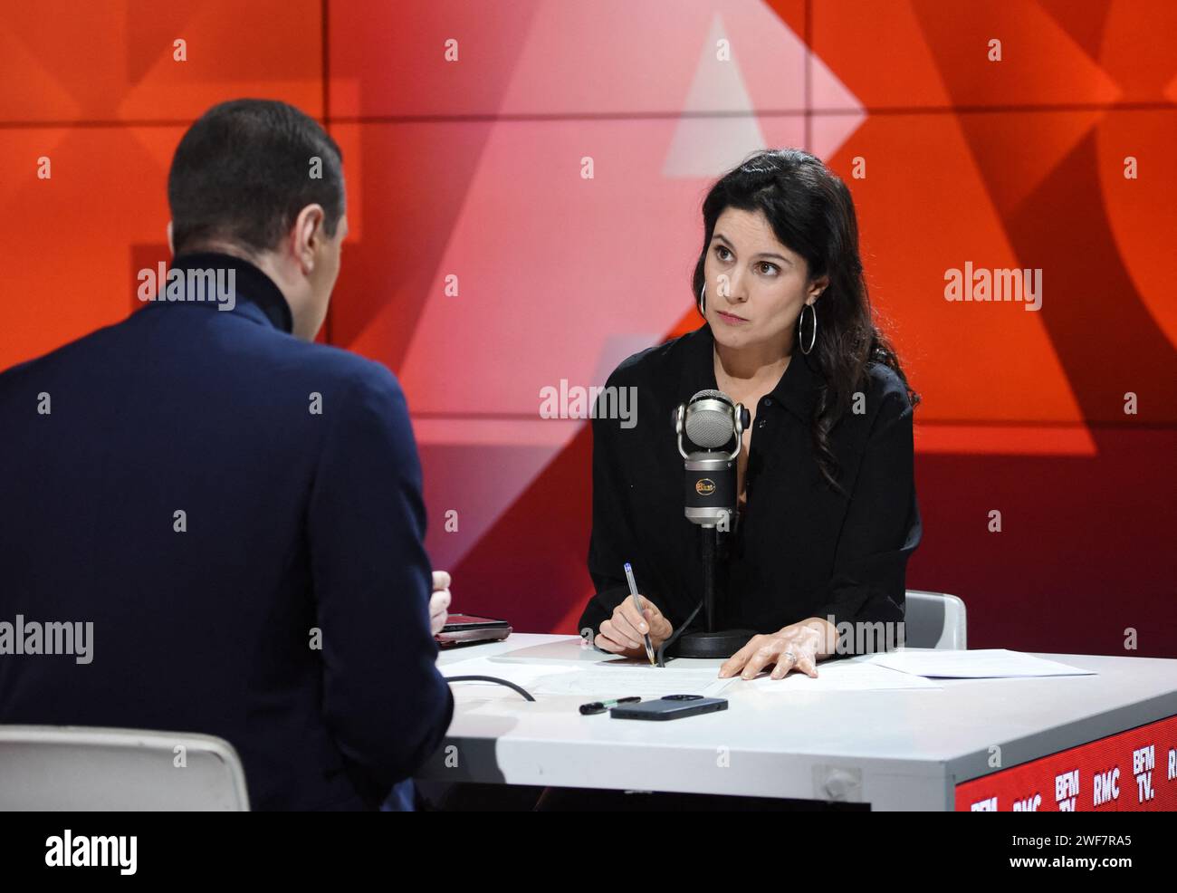 Jordan Bardella est interviewé par Apolline de Malherbe sur RMC/BFMTV à Paris, France le 29 janvier 2024 photo par Alain Apaydin/ABACAPRESS.COM Banque D'Images