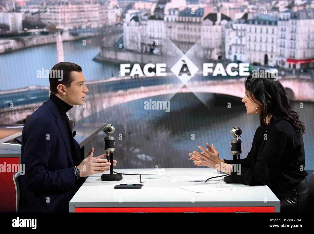 Jordan Bardella est interviewé par Apolline de Malherbe sur RMC/BFMTV à Paris, France le 29 janvier 2024 photo par Alain Apaydin/ABACAPRESS.COM Banque D'Images