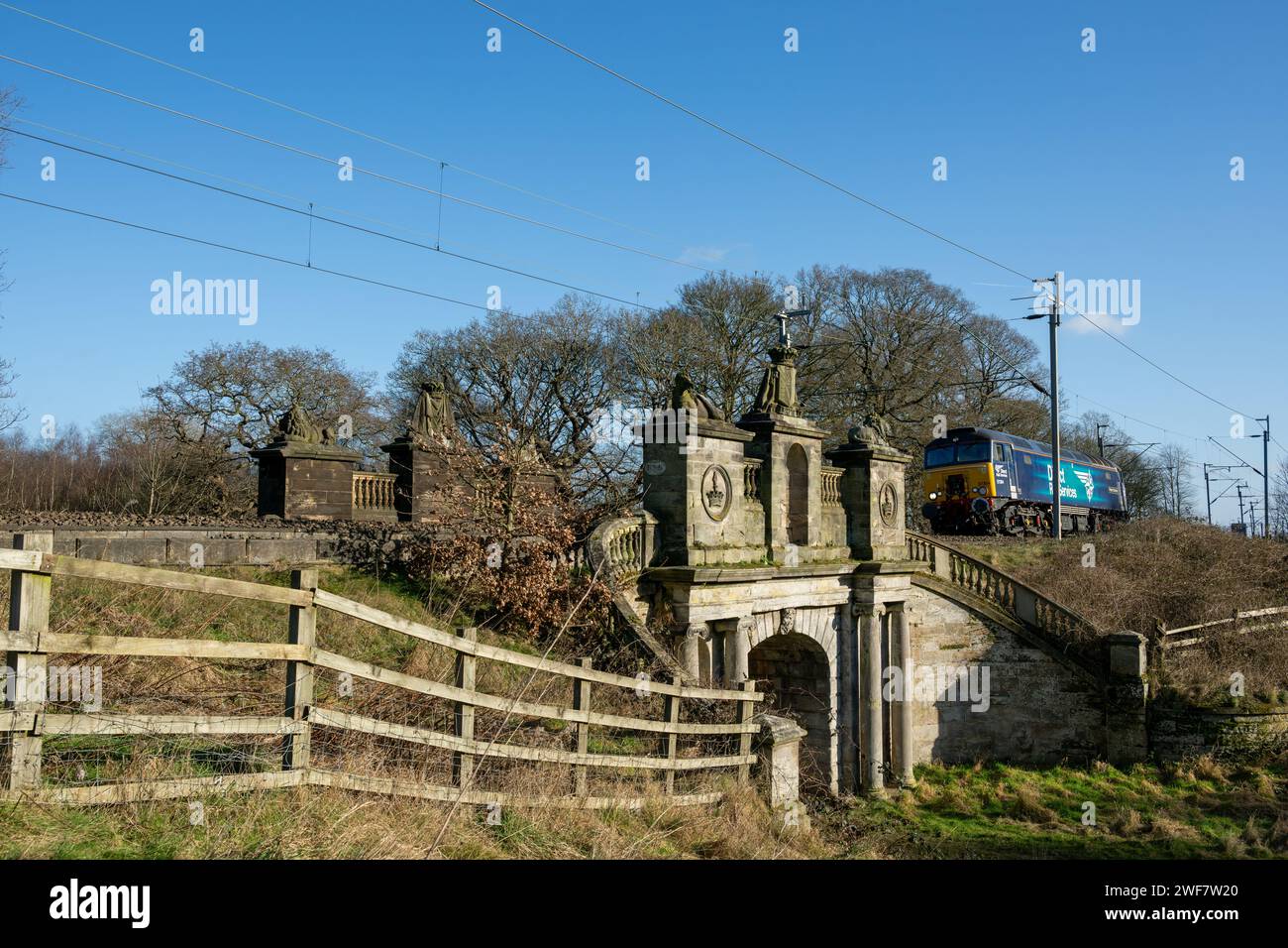 COLWICH, STAFFORDSHIRE, ANGLETERRE. JANVIER 2024. Train de locomotives de Direct Rail Services circulant sur un pont ferroviaire orné sur les mainli de la côte ouest Banque D'Images