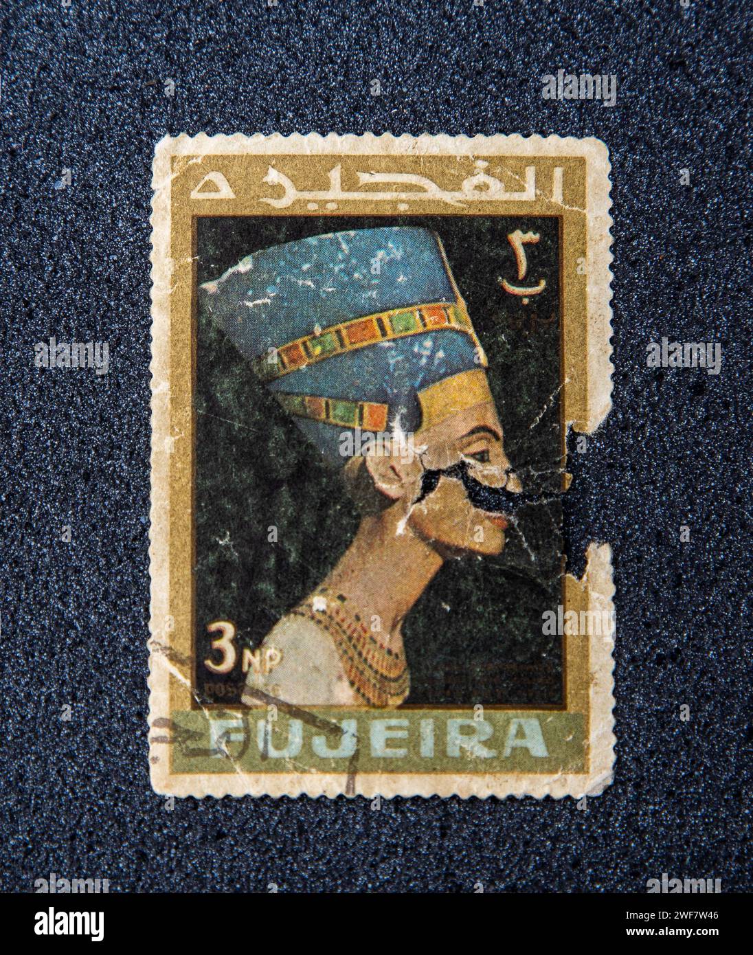 Vieux timbre-poste avec Néfertiti. FUJEIRA - VERS 1966. Banque D'Images