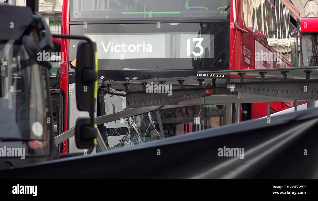 Capture d'écran tirée de PA Video de la scène où un piéton a été tué après avoir été heurté par un bus à la gare routière Victoria de Londres dans le centre de Londres. Les rapports suggèrent qu'un autobus à impériale numéro 13 s'est écrasé dans un abri au centre de transport occupé lundi matin. Date de la photo : lundi 29 janvier 2024. Banque D'Images