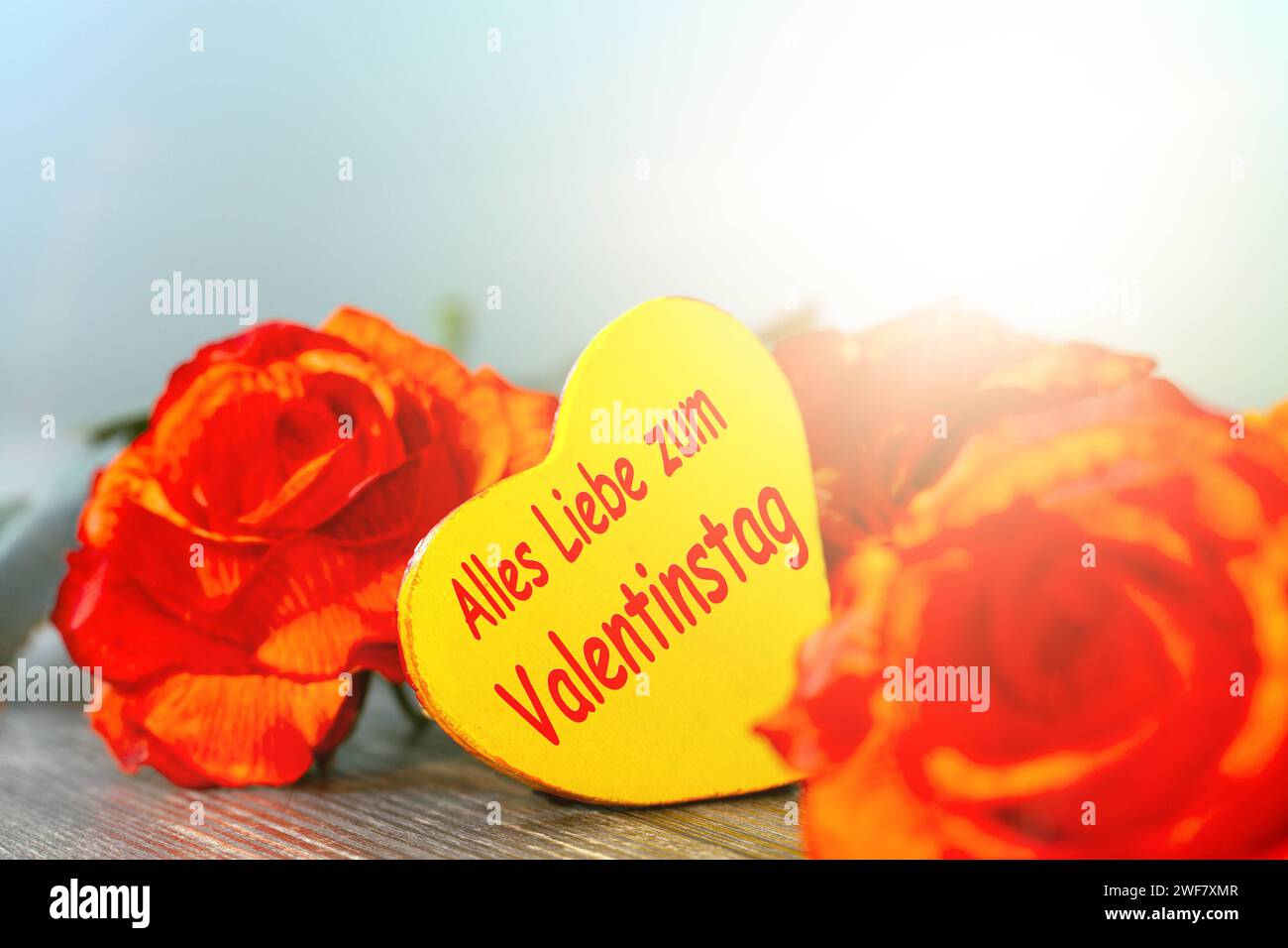 Grüße zum Valentinstag : Rosen und ein Herz mit der Aufschrift ALLES LIEBE ZUM VALENTINSTAG *** Salutations pour la Saint Valentin Roses et un coeur avec l'inscription TOUT L'AMOUR POUR LA SAINT VALENTIN Copyright : xx Banque D'Images