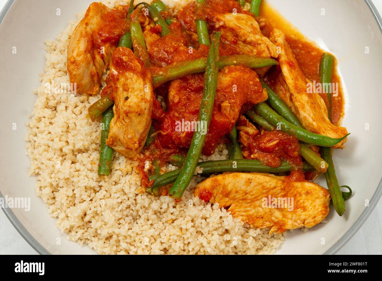 Poulet épicé avec couscous citron, par le haut Banque D'Images