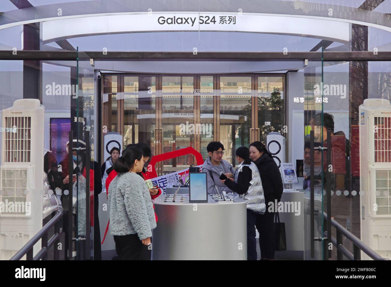 SHANGHAI, CHINE - 29 JANVIER 2024 - les clients achètent des téléphones mobiles Galaxy S24 dans une maison d'installation construite par Samsung à Shanghai, en Chine, Banque D'Images