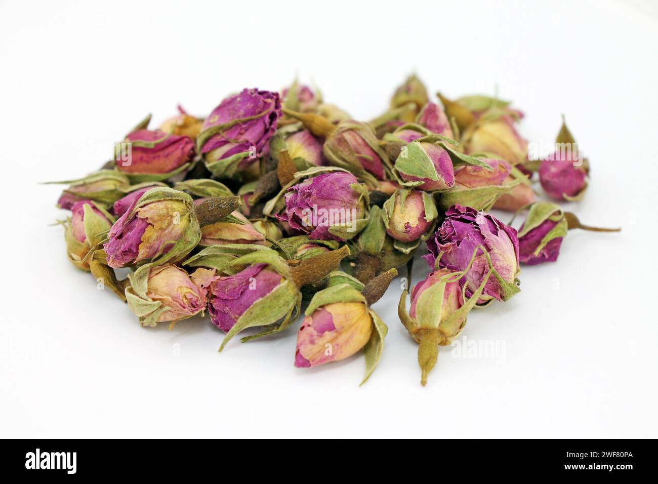 Un tas de bourgeons de rose secs sur un fond blanc gros plan. Prise de vue en studio. Banque D'Images