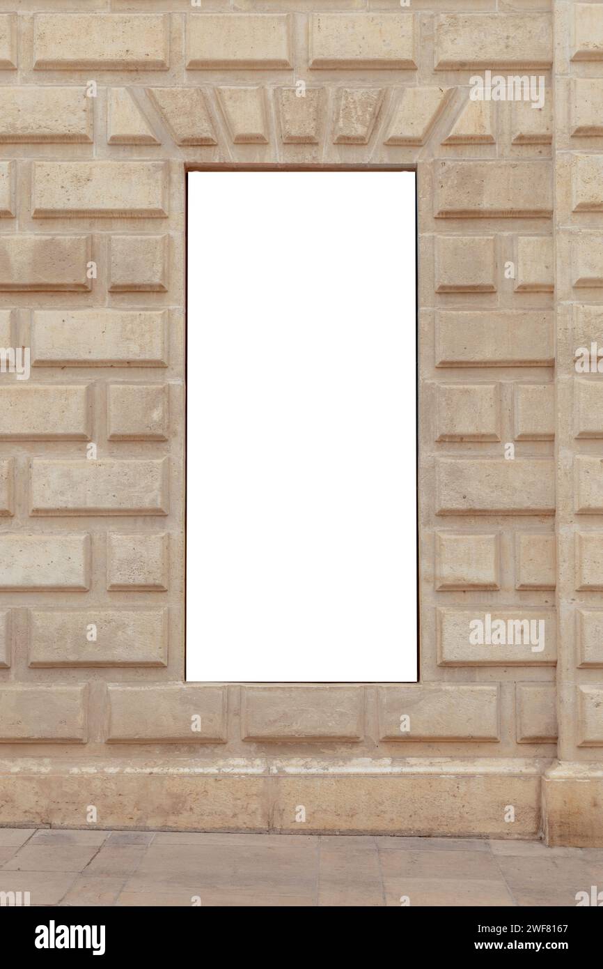 Panneau d'affichage blanc vertical dans un mur de grès texturé, parfait pour les publicités ou le contenu personnalisé dans un cadre historique ou urbain. Vide, copie Banque D'Images