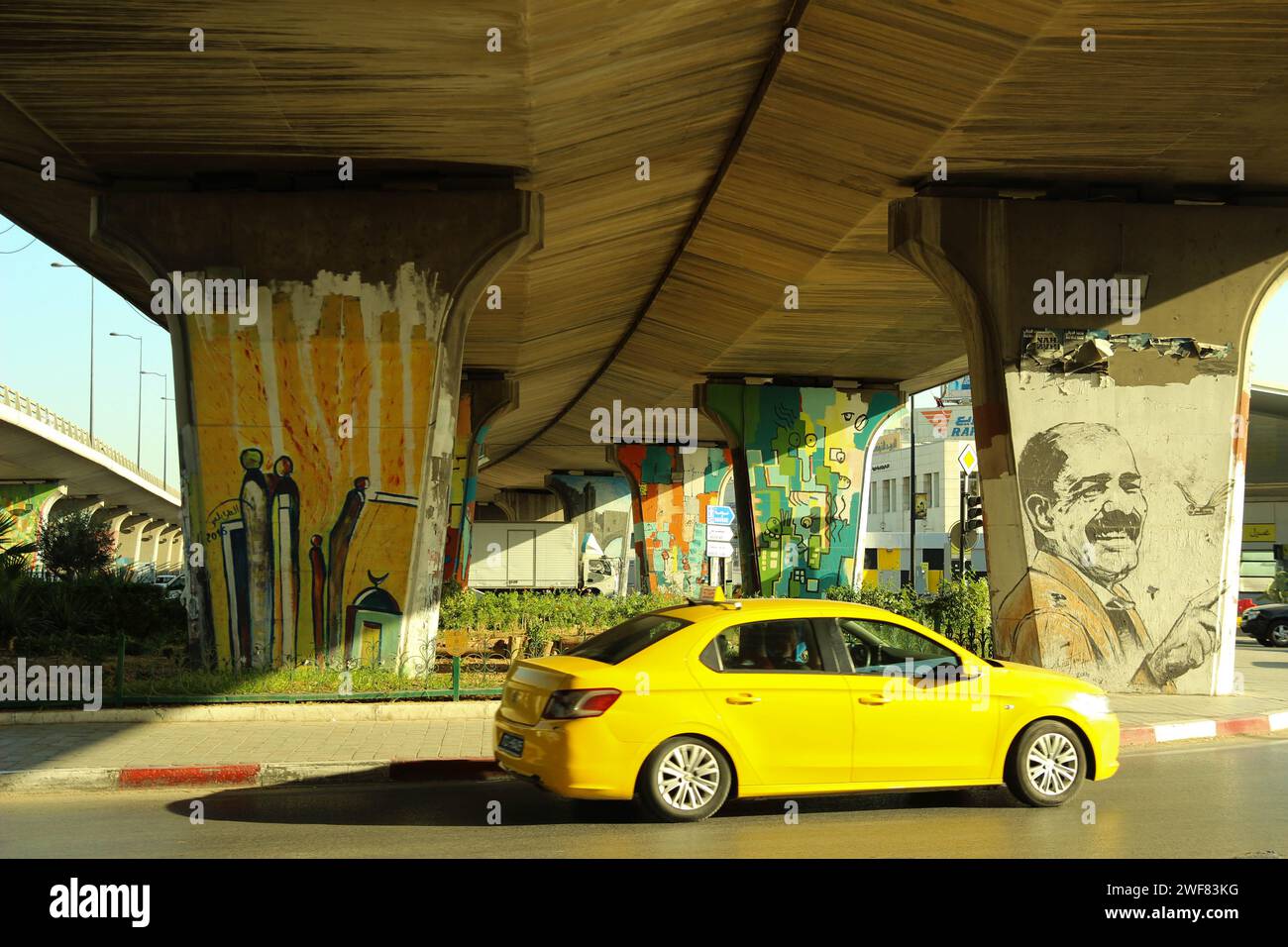 Taxi sous le pont tunisien couvert de Street art Banque D'Images