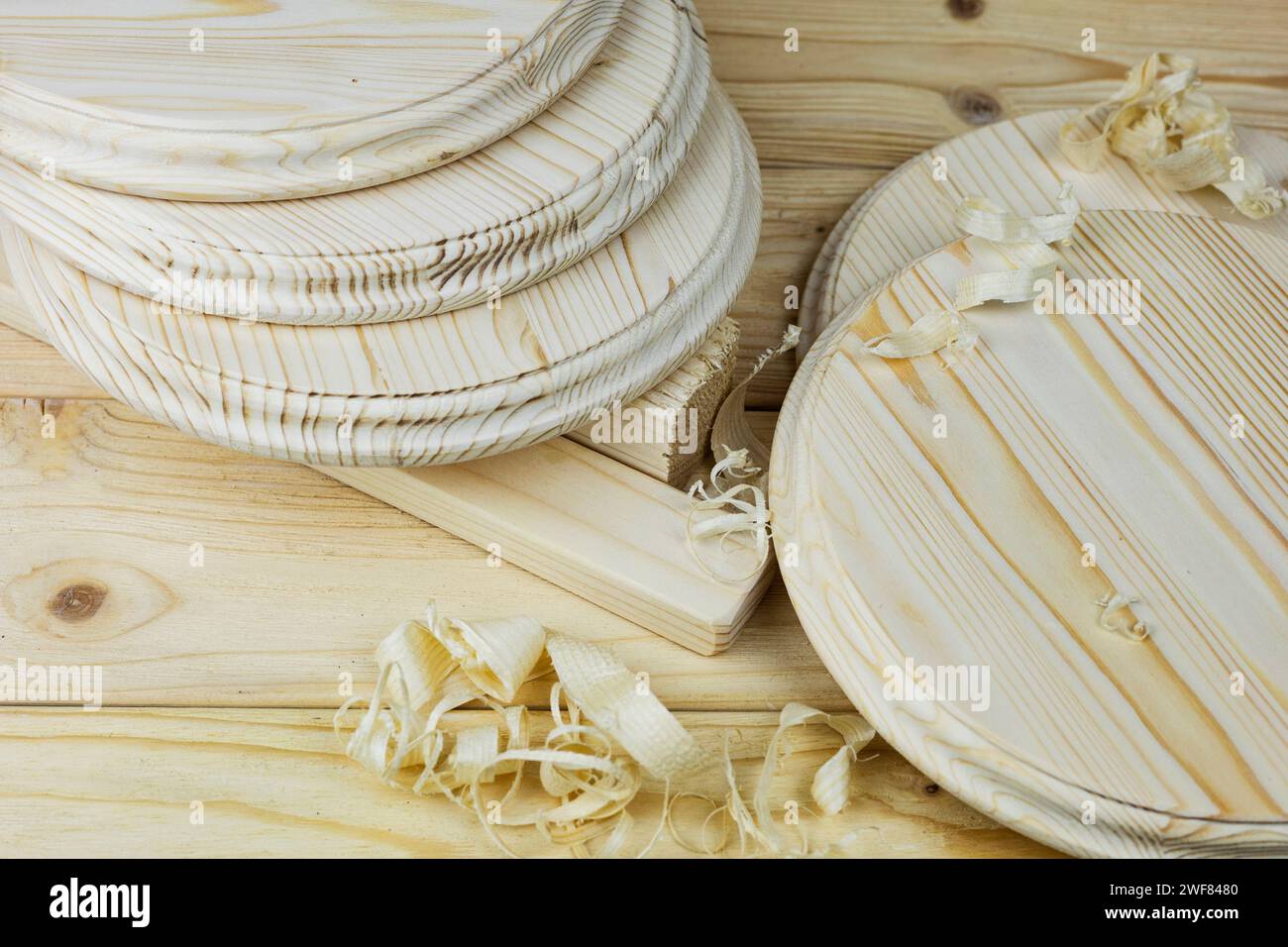 Sculpture sur bois. Produits fabriqués à la main par un artisan à partir de planches de bois Banque D'Images Sculpture sur bois. Produits fabriqués à la main par un artisan à partir de planches de bois Banque D'Images