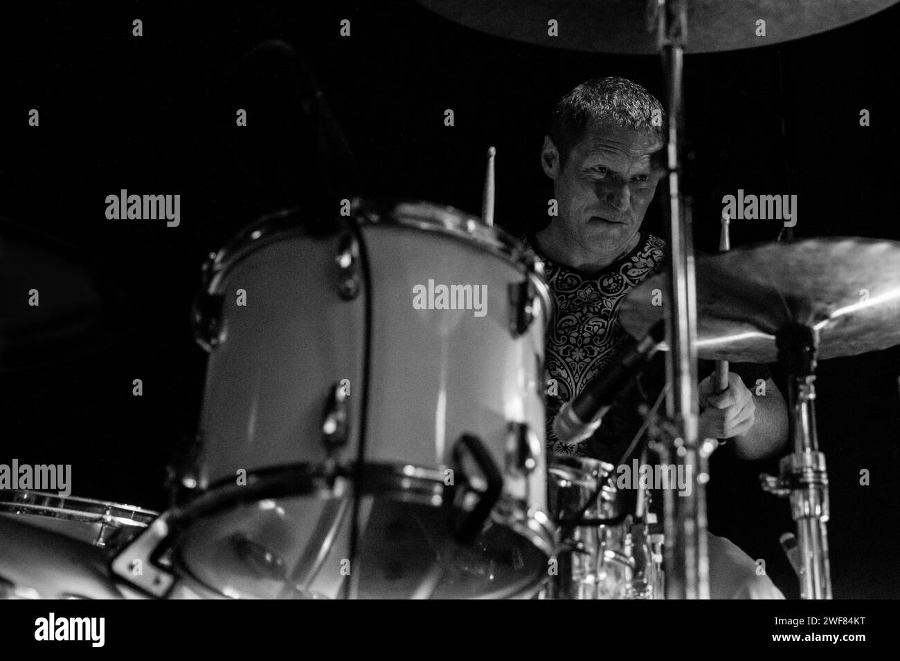 Craig Gill, batteur des Inspiral Carpets, se produisant lors de leur retour à Manchester au Band on the Wall le 7 juin 2014 Banque D'Images