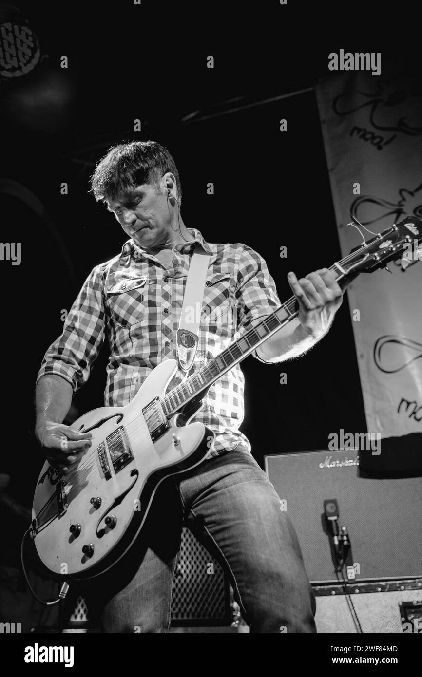 Graham Lambert jouant de la guitare à la réunion Inspiral Carpets de Manchester comeback au Band on the Wall le 7 juin 2014 Banque D'Images