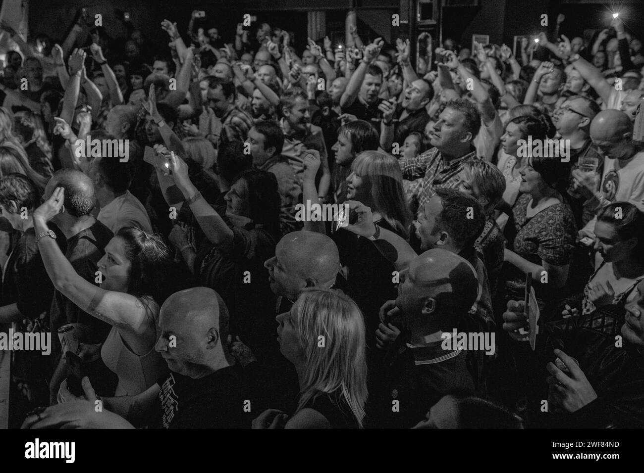 La foule à la réunion Inspiral Carpets de Manchester comeback au Band on the Wall le 7 juin 2014 Banque D'Images