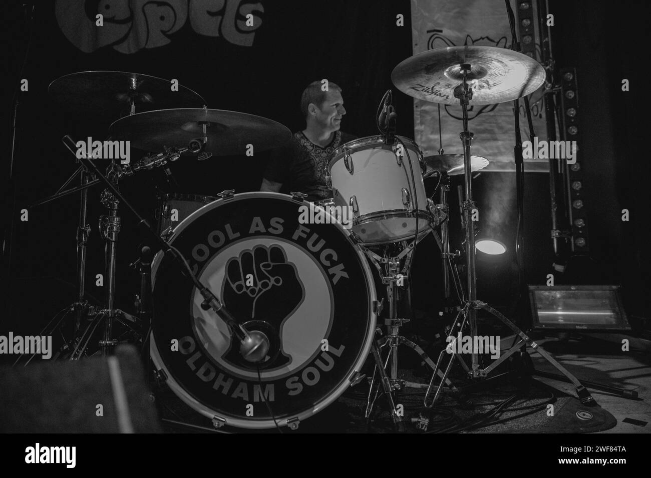 Craig Gill, batteur des Inspiral Carpets, se produisant lors de leur retour à Manchester au Band on the Wall le 7 juin 2014 Banque D'Images