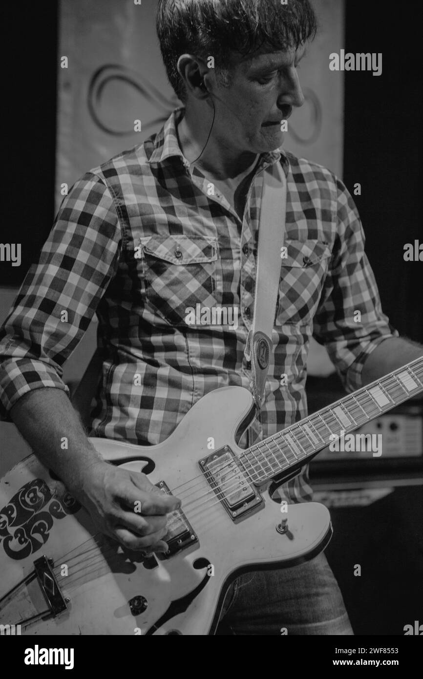 Graham Lambert jouant de la guitare à la réunion Inspiral Carpets de Manchester comeback au Band on the Wall le 7 juin 2014 Banque D'Images