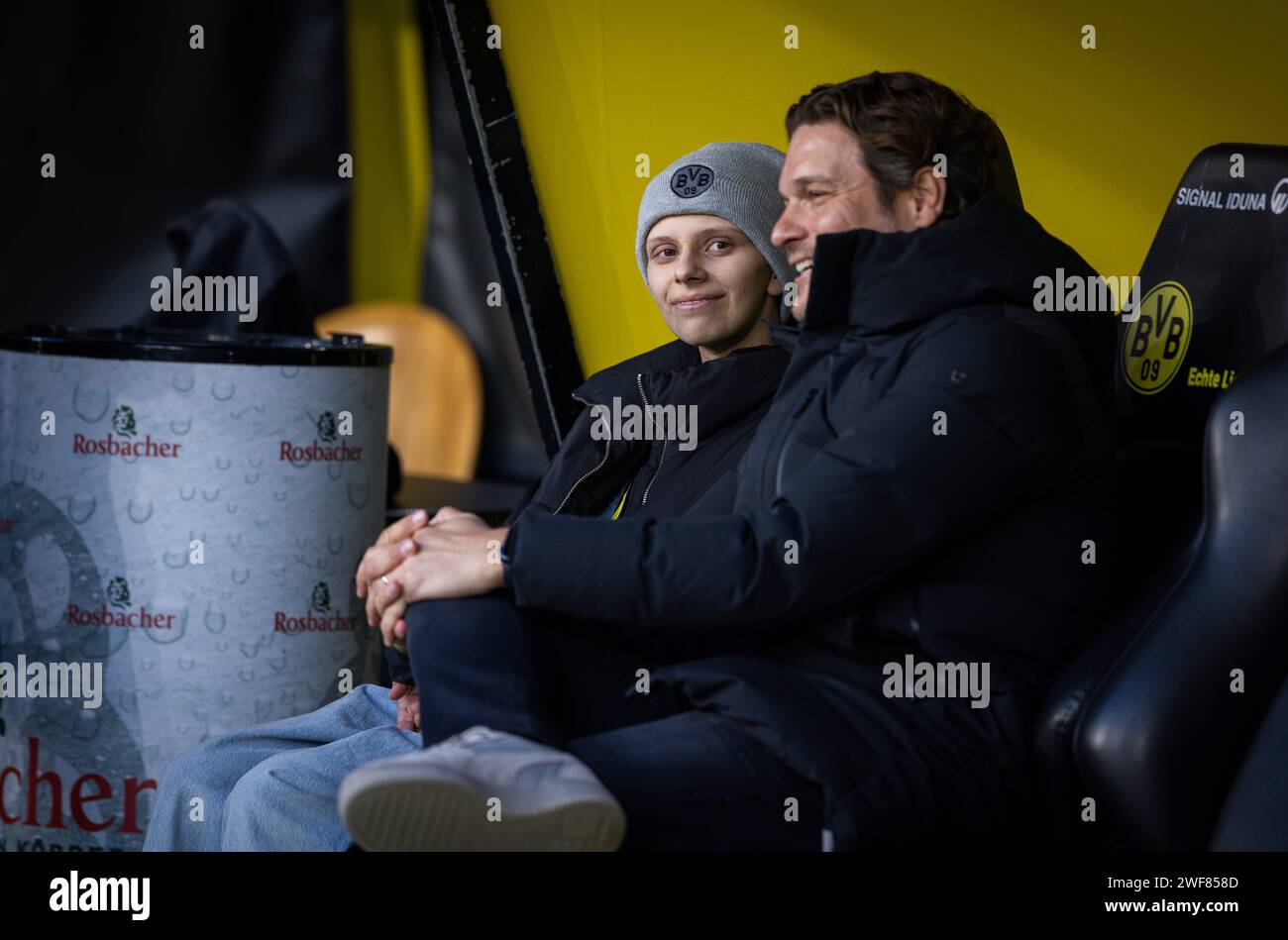 Dortmund, Allemagne. 28 janvier 2024. Entraîneur Edin Terzic (BVB) unterhält sich mit Kind Borussia Dortmund - VfL Bochum 28.01.2024 Copyright (nur für Banque D'Images