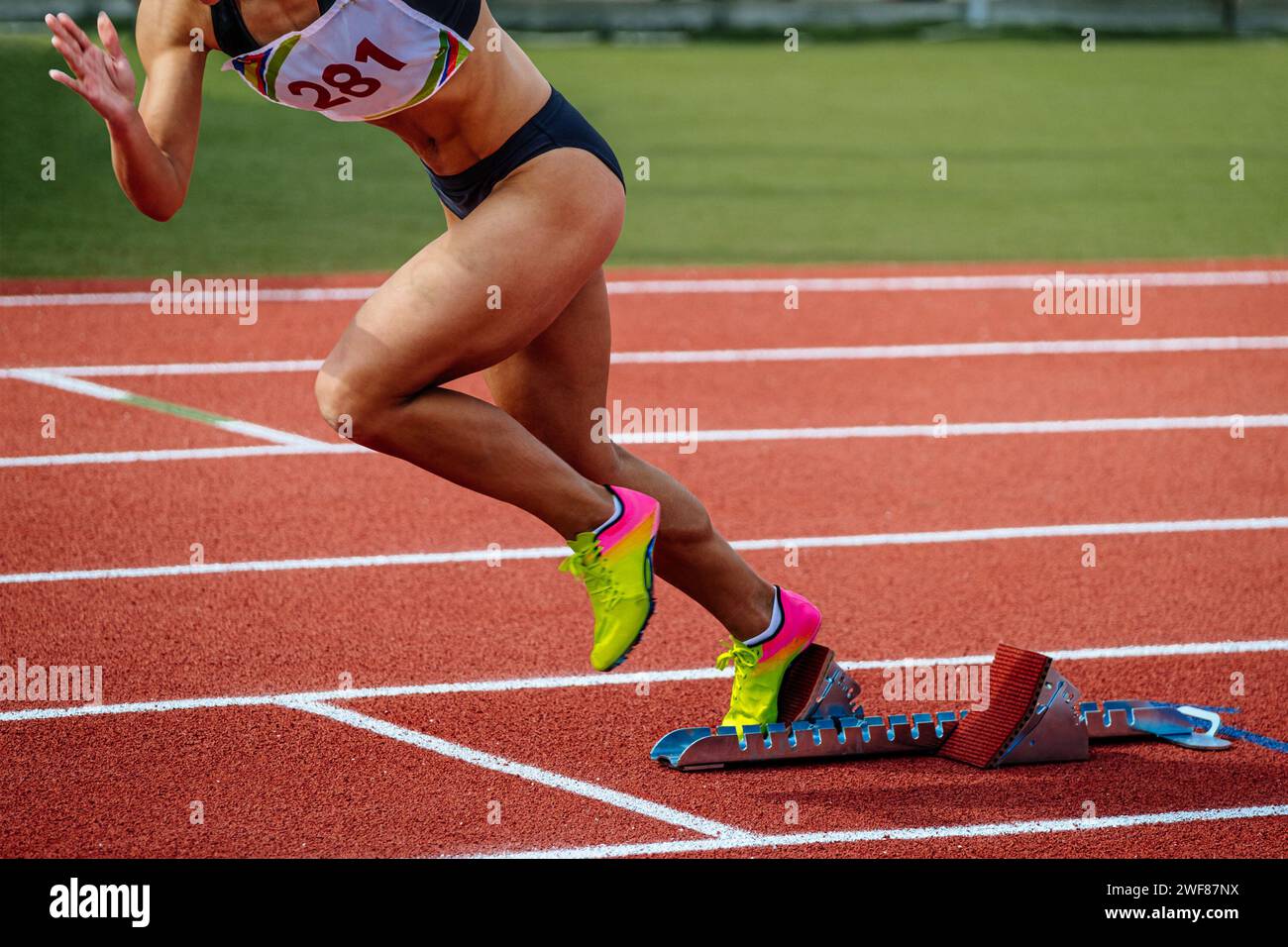 athlète féminine courant à partir de starting blocks course de sprint, championnats d'athlétisme d'été Banque D'Images
